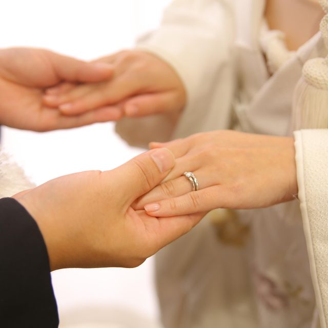 【銀座ダイヤモンドシライシの口コミ】 波のようなウェーブの入ったデザインが上品でとてもかわいいです。結婚指…