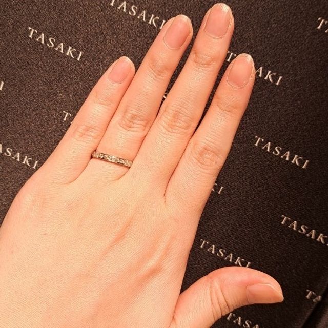 【TASAKI(タサキ)の口コミ】 指輪のデザインはシンプルなエタニティリングです。小さいダイヤが散りば…