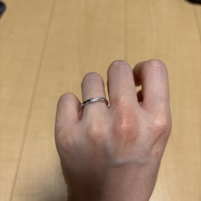 【銀座ダイヤモンドシライシの口コミ】 レディースマリッジリングの中央にある2本のラインは、寄り添うふたりを表…