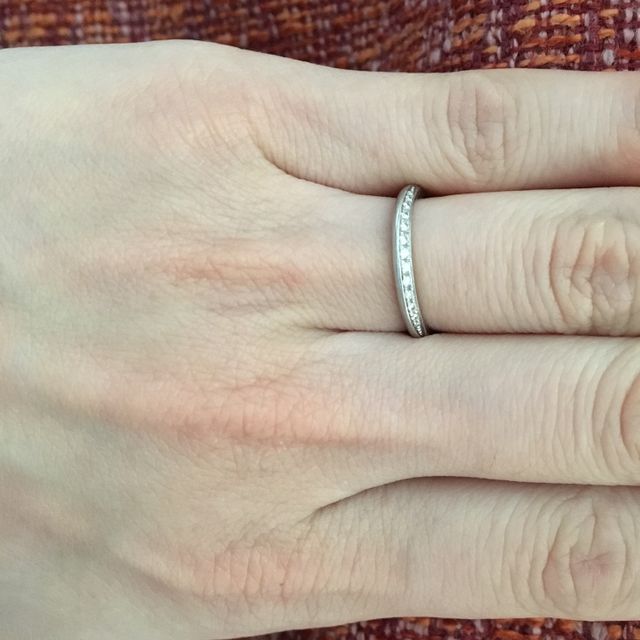【銀座ダイヤモンドシライシの口コミ】 華奢なデザインでダイヤがついているところが斜めのカットになっているの…
