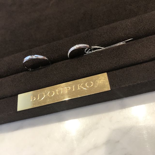 【Flowaves(フロウェーブス)の口コミ】 女性の指輪はとてもキラキラしていて、でも派手すぎず、何年付けていても…