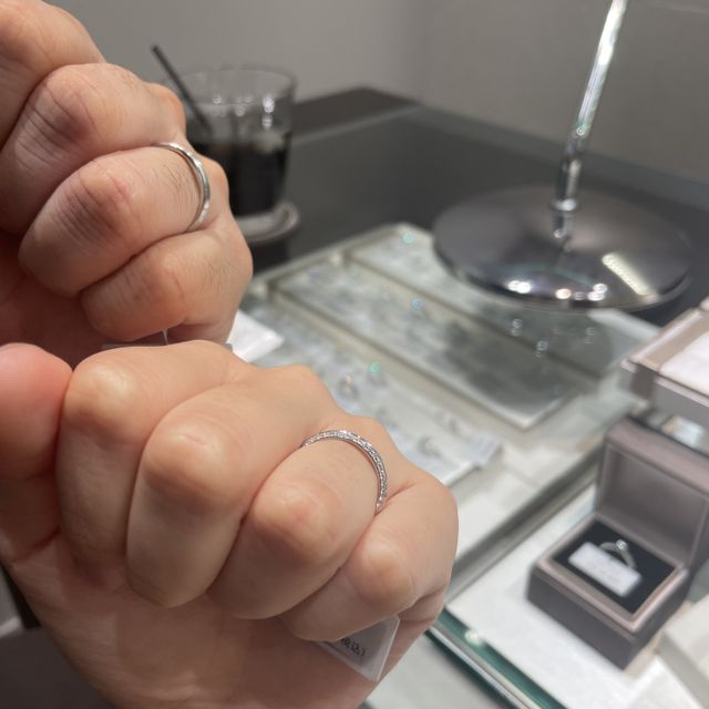 【アイプリモ(I-PRIMO)の口コミ】 リングの真ん中にダイヤモンドがあるデザインは多くある中、リングギリギ…