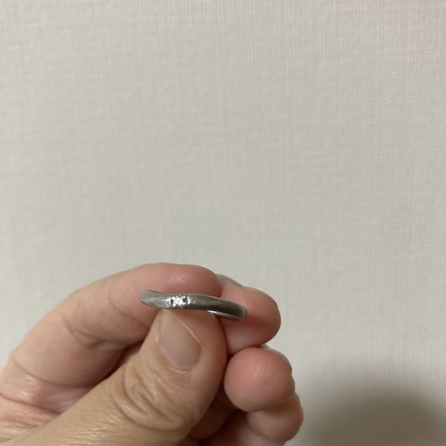 【4℃ BRIDAL(ヨンドシーブライダル)の口コミ】 シンプルな飽きのこないデザインで、外側には一粒ダイヤが入っています。
…