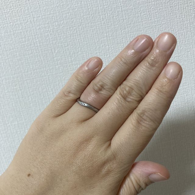 【4℃ BRIDAL(ヨンドシーブライダル)の口コミ】 シンプルな飽きのこないデザインで、外側には一粒ダイヤが入っています。
…