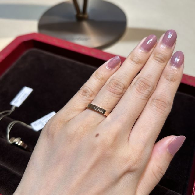 【カルティエ(Cartier)の口コミ】 指輪にカルティエの刻印があるのがポイントです。
刻印あるタイプは丸型と…