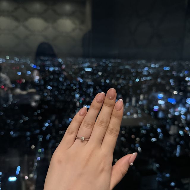 【銀座ダイヤモンドシライシの口コミ】 中央に向かってリングが少し細くなっているので、指がほっそりと綺麗に見…