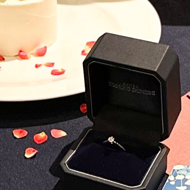 【銀座ダイヤモンドシライシの口コミ】 中央に向かってリングが少し細くなっているので、指がほっそりと綺麗に見…