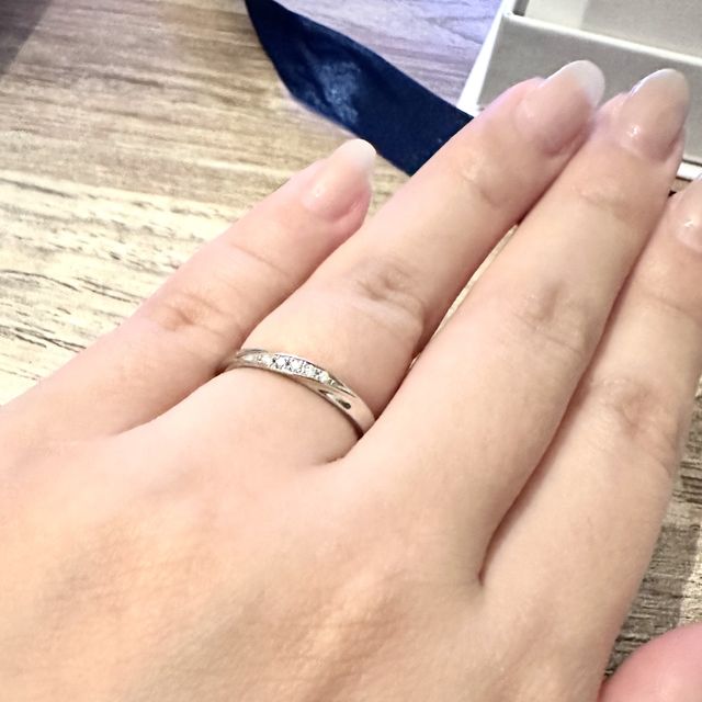 【4℃ BRIDAL(ヨンドシーブライダル)の口コミ】 女性用:他社ブランドと比較した時、ダントツで指が綺麗に見えました。ダイ…