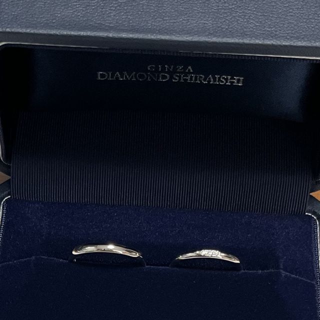 【銀座ダイヤモンドシライシの口コミ】 シンプルで飽きのこないデザインで、小さなダイヤが3つ付いてるところも、…