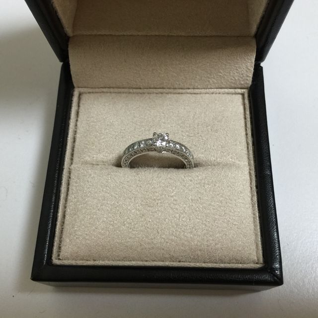 【ブルガリ(BVLGARI)の口コミ】 デザイン性とゴージャス感です。一粒ダイヤよりもエタニティのようにダイ…