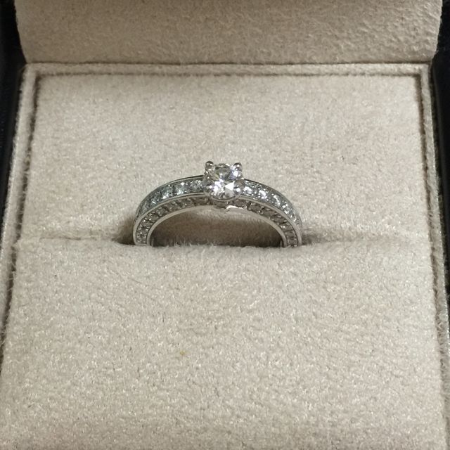 【ブルガリ(BVLGARI)の口コミ】 デザイン性とゴージャス感です。一粒ダイヤよりもエタニティのようにダイ…