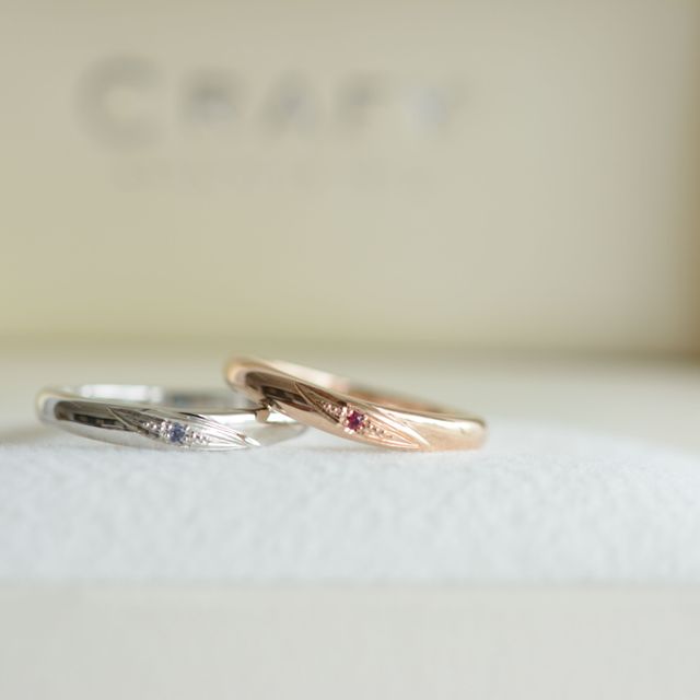 【CRAFY(クラフィ)の口コミ】 お互いの形をおそろいにしたプラチナとピンクゴールドのデザインです。

…