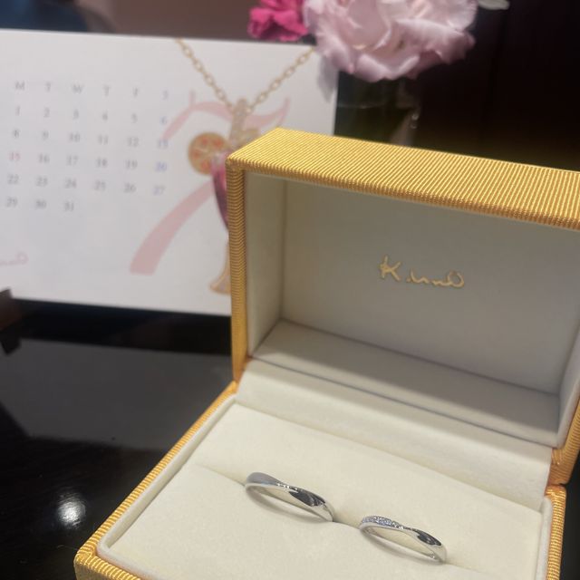 【ケイウノ ブライダル(K.UNO BRIDAL)の口コミ】 リボンがモチーフの指輪で、最初は甘すぎるかなと思っていたのですが、ひ…