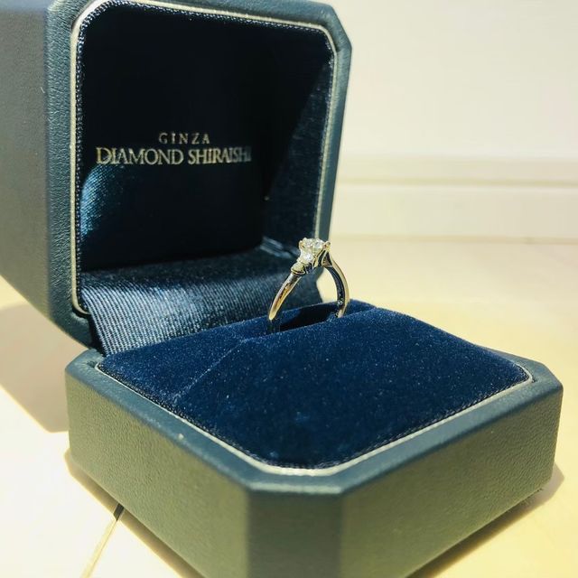 【銀座ダイヤモンドシライシの口コミ】 デザインは色々なものと比較し、自分の指にあい、結婚指輪とも重ね付けで…