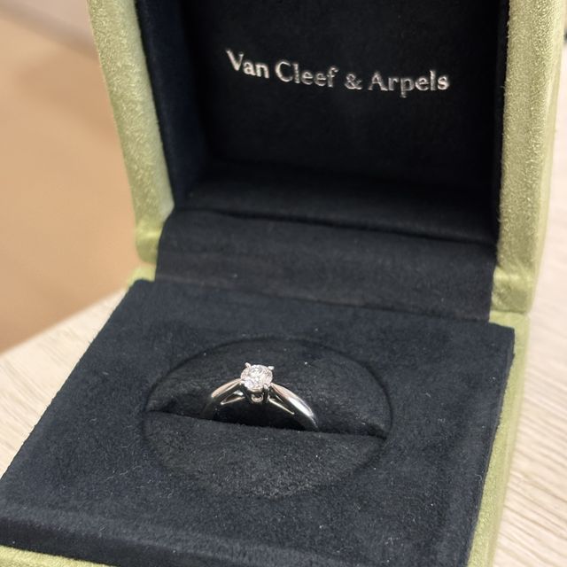 【ヴァン クリーフ＆アーペル(Van Cleef & Arpels)の口コミ】 一粒のシンプルな指輪を探していました。他にも色んなブランドをみました…