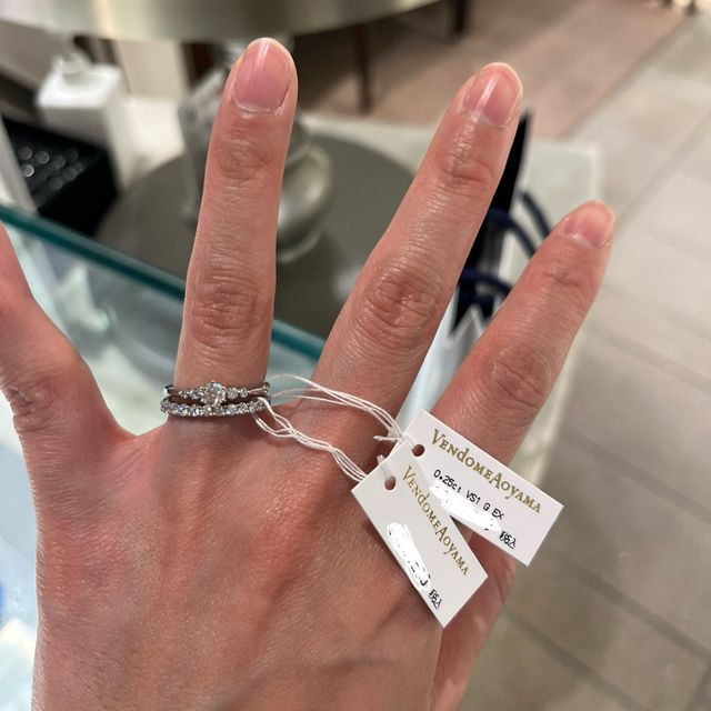 【ヴァンドーム青山(VENDOME AOYAMA)の口コミ】 婚約指輪は一粒、結婚指輪はハーフエタニティを探していました。重ね付け…