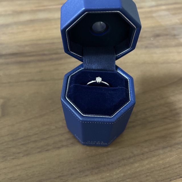 【銀座ダイヤモンドシライシの口コミ】 婚約指輪を選ぶ際、シンプルだけど特別感のあるデザインを探していました…