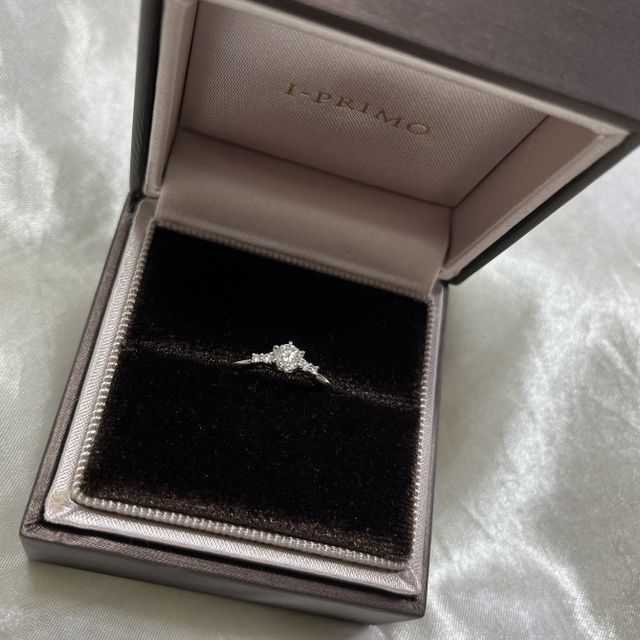 【アイプリモ(I-PRIMO)の口コミ】 【指輪のデザインについて】左右対称でシンプルなのでどんな結婚指輪にも…