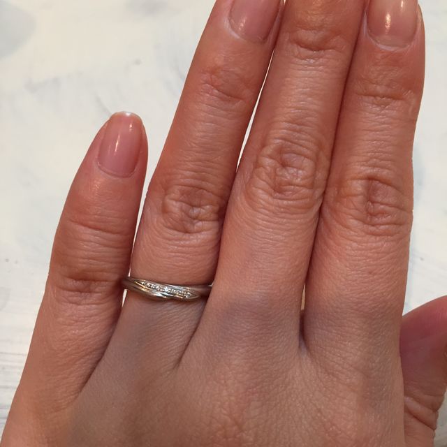 【ジュエリーツツミ(JEWELRY TSUTSUMI)の口コミ】 旦那さまは10才上なので落ち着いた石のないデザインを希望。
私はキラキラ…