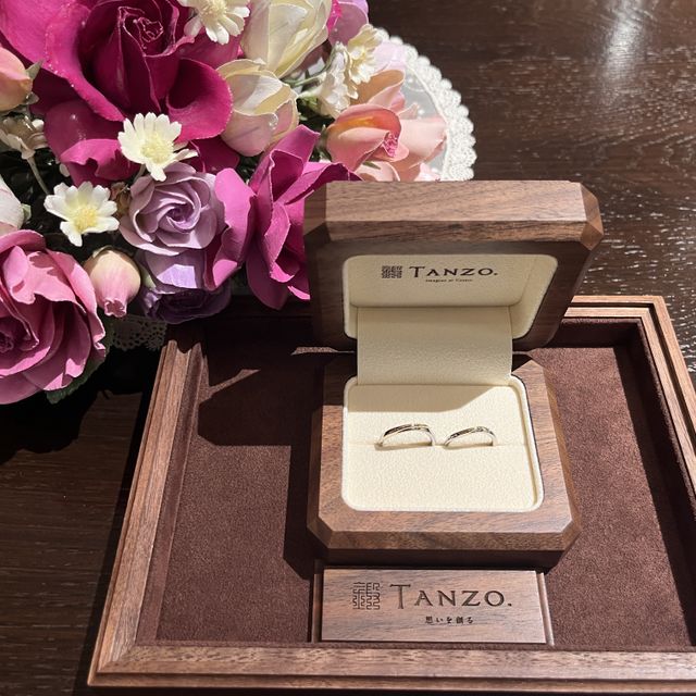 【TANZO.(鍛造指輪)の口コミ】 シンプルだけどオリジナリティがでるように考えました。
婚約指輪は、ダイ…