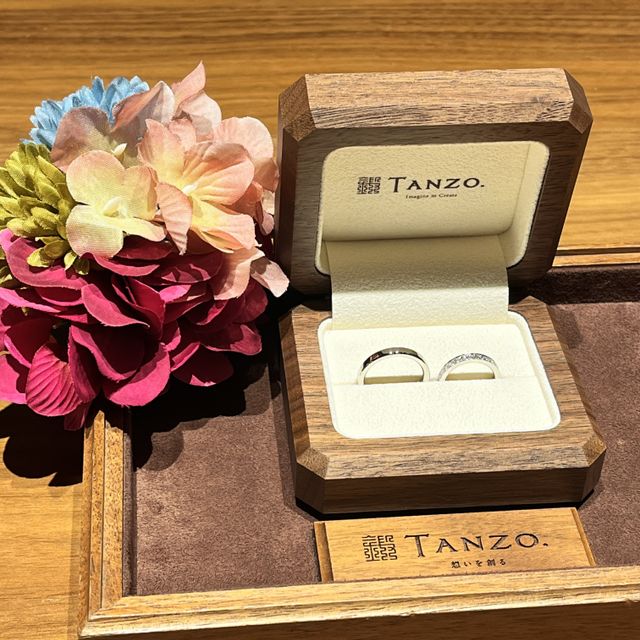 【TANZO.(鍛造指輪)の口コミ】 女性側は平打ちベースで3分の2をエタニティにしました。
厚みを厚くしてボ…