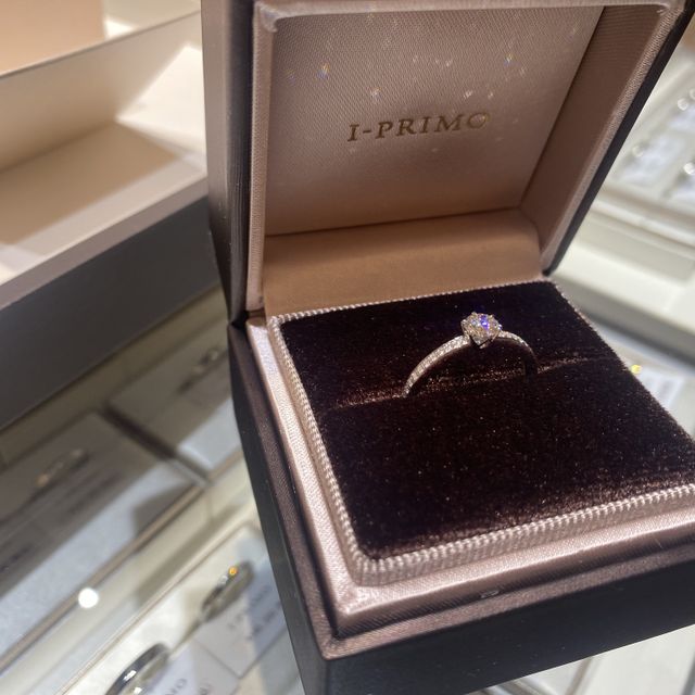 【アイプリモ(I-PRIMO)の口コミ】 メレダイヤが付いている豪華なデザインですが、シンプルで落ち着いた印象…