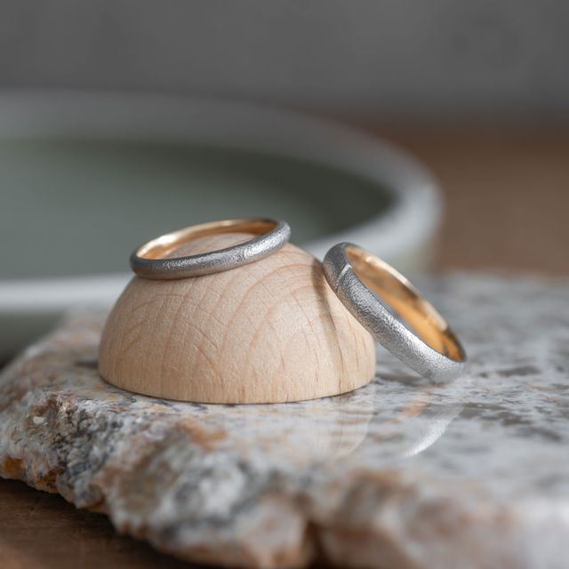 【Cayof(カヨフ)の口コミ】 テクスチャ: ハンマーマット
外側色:シルバー
内側色:ゴールド
刻印:レー…