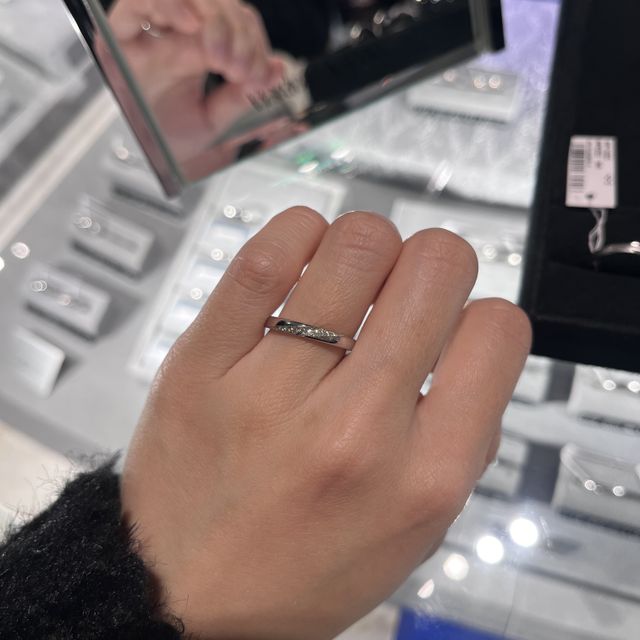 【ヴァンドーム青山(VENDOME AOYAMA)の口コミ】 指輪の中心へと向かって窪んでいくデザインと、輝くダイヤがとても素敵で…