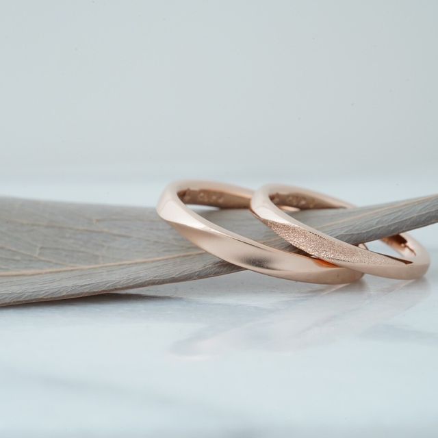 【THREE TREES(スリーツリーズ)の口コミ】 ねじれのシンプルなデザインながら、デザイン部分だけテクスチャ加工する…