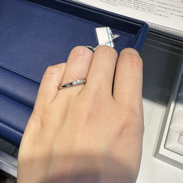 【銀座ダイヤモンドシライシの口コミ】 立て爪タイプのダイヤが3石付いており、キラキラ感が強くて綺麗だったので…