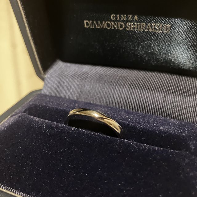 【銀座ダイヤモンドシライシの口コミ】 とてもシンプルなデザインで、仕事やプライベートに関わらず常につけてい…