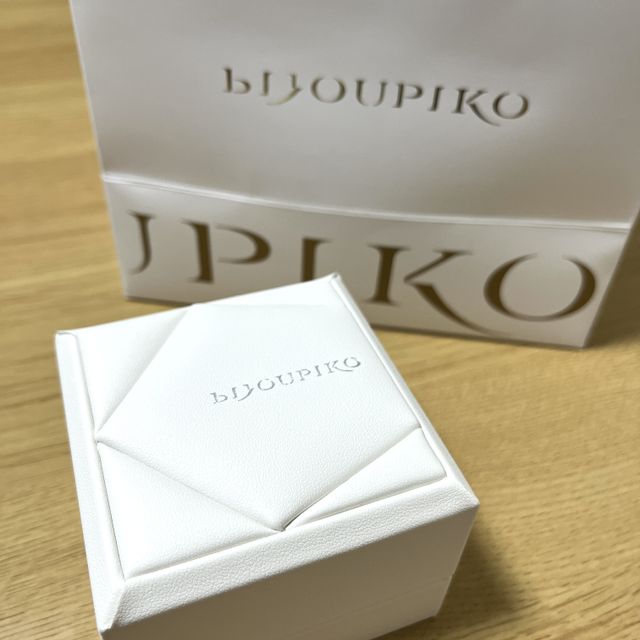 【TOWA(永遠)の口コミ】 指輪のデザインはシンプルで日常的に付けやすいもの、かつ、デザイン性の…