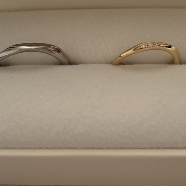 【CRAFY(クラフィ)の口コミ】 色はお互い好きな色でこだわりました。後ろには2つを重ねたらハートになる…