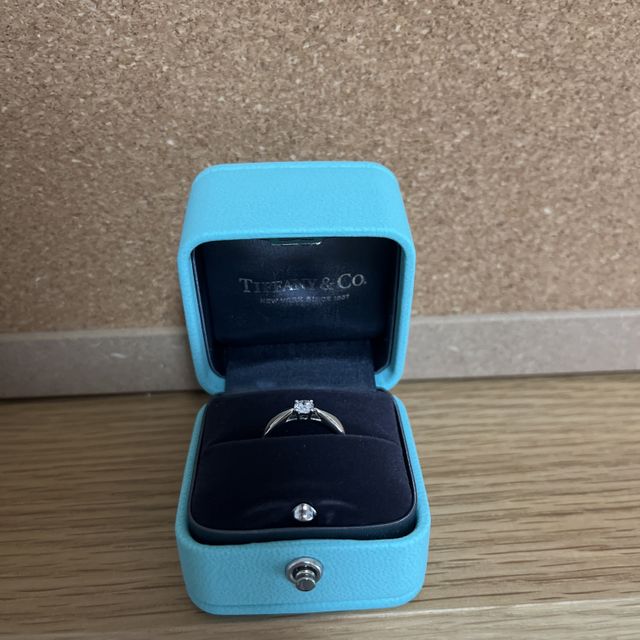 【ティファニー(Tiffany & Co.)の口コミ】 着け心地がとても良く、プラチナのリング部分も美しい艶があります。中央…