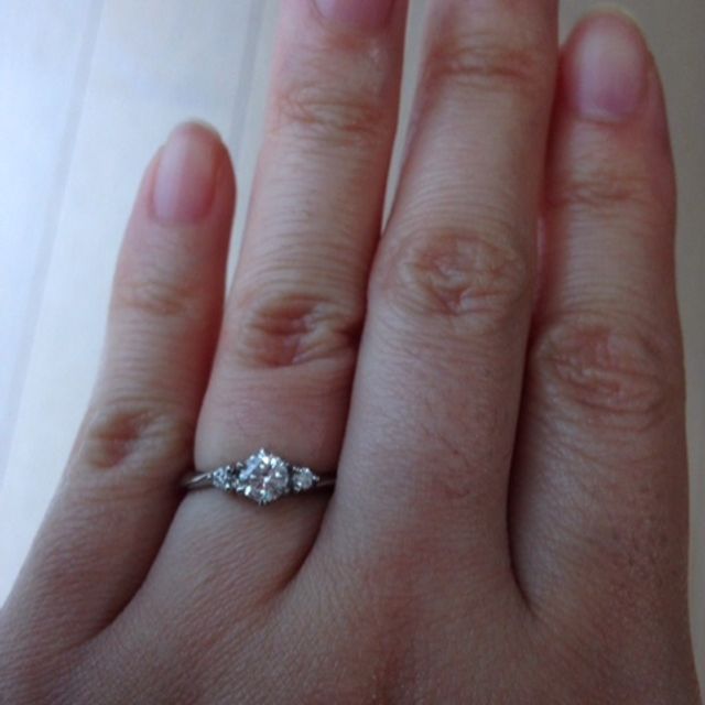 【4℃ BRIDAL(ヨンドシーブライダル)の口コミ】 まずは一人で下見に行きました。男性はよっぽど好きな人でなければジュエ…