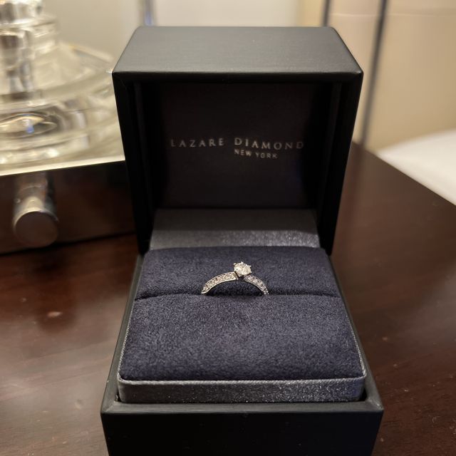 【ラザール ダイヤモンド(LAZARE DIAMOND)の口コミ】 周りの人がつけてないデザインで、奇抜でもなく洗練された女性感があり、…