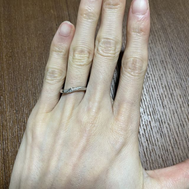 【アイプリモ(I-PRIMO)の口コミ】 新婦のリングには7石のダイヤが入っています。新郎のリングには、内側にこ…