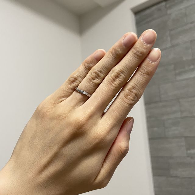 【銀座ダイヤモンドシライシの口コミ】 ゆるやかに曲線がついていて、主張しすぎないダイヤがさりげなく輝くデザ…
