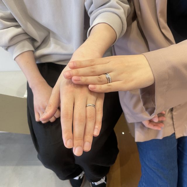 【PORTADA(ポルターダ)の口コミ】 女性用の方はただダイヤが並んでるだけのデザインではなく、真ん中に切れ…