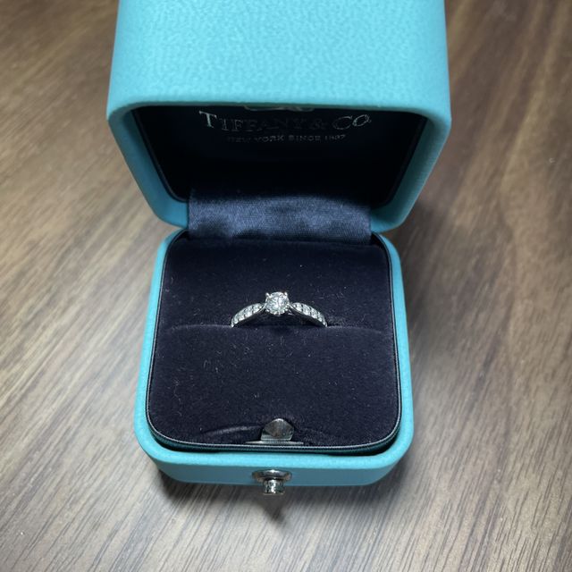 【ティファニー(Tiffany & Co.)の口コミ】 憧れの青い箱に包まれている。ダイヤモンドが厳選されており、かつ周りに…