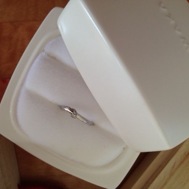 【俄(にわか)の口コミ】 シンプルな中にも、ダイアモンドが邪魔になり過ぎない程度のワンポイント…