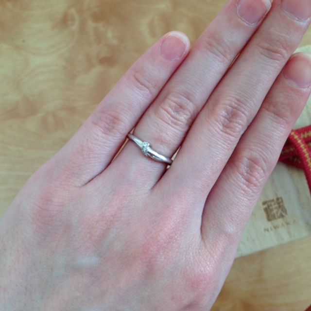 【俄(にわか)の口コミ】 シンプルな中にも、ダイアモンドが邪魔になり過ぎない程度のワンポイント…