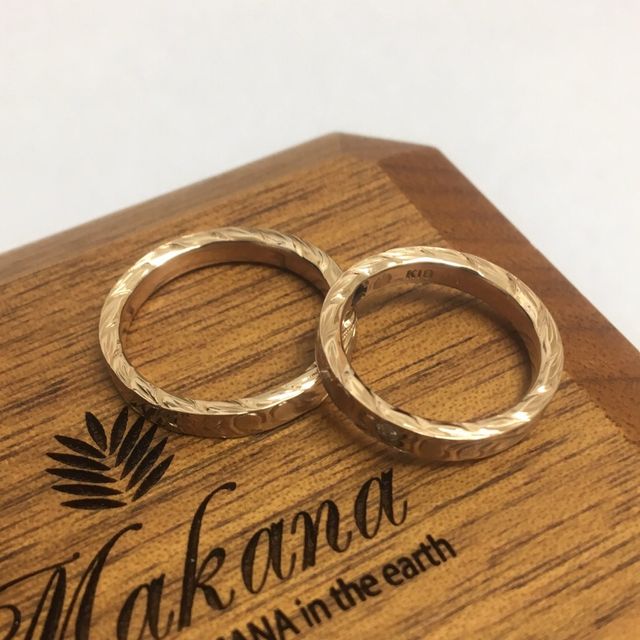 【Makana(マカナ)の口コミ】 リングの表面とサイド両方に手彫りが入れられたのが1番の決め手でした。
…