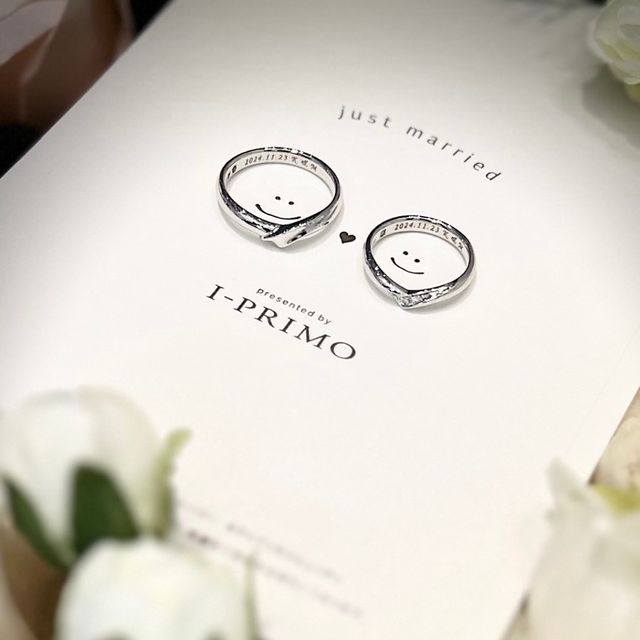 【アイプリモ(I-PRIMO)の口コミ】 V字のデザインとプラチナ素材である点に惹かれました。婚約指輪との重ね付…