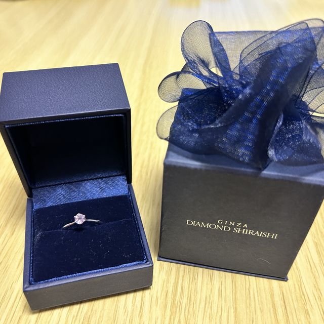 【銀座ダイヤモンドシライシの口コミ】 指が細めのためリングも細いものを選びました。リングが細い分、ダイヤモ…