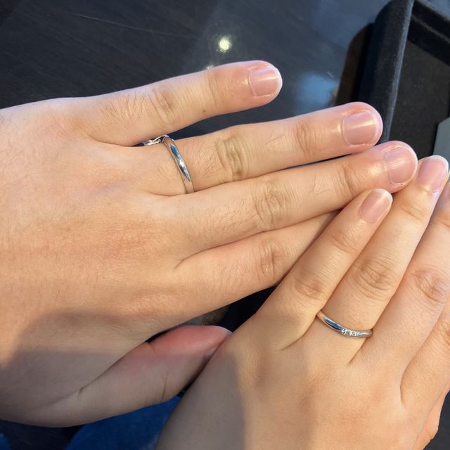 【ケイウノ ブライダル(K.UNO BRIDAL)の口コミ】 とてもつけやすくシンプルなデザインで気に入っています。彼女の婚約指輪…