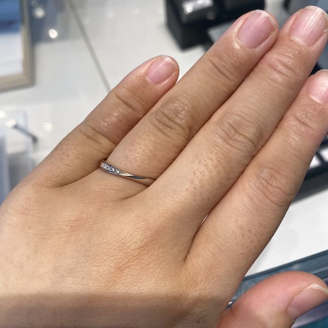 【銀座ダイヤモンドシライシの口コミ】 ダイヤがついているところや細く波打つ部分があったりして、回していろん…