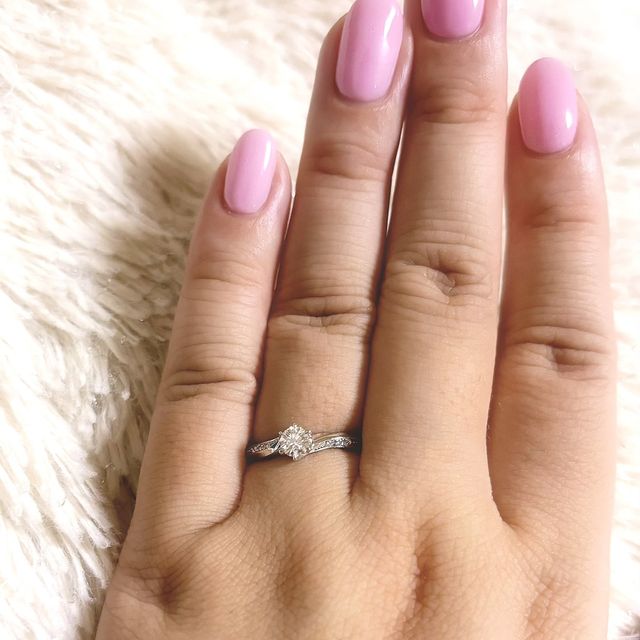 【銀座ダイヤモンドシライシの口コミ】 指輪の周りにも小さいダイヤが着いていてキラキラしてます。
彼がここのプ…