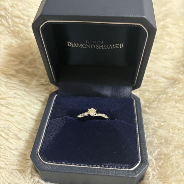 【銀座ダイヤモンドシライシの口コミ】 指輪の周りにも小さいダイヤが着いていてキラキラしてます。
彼がここのプ…