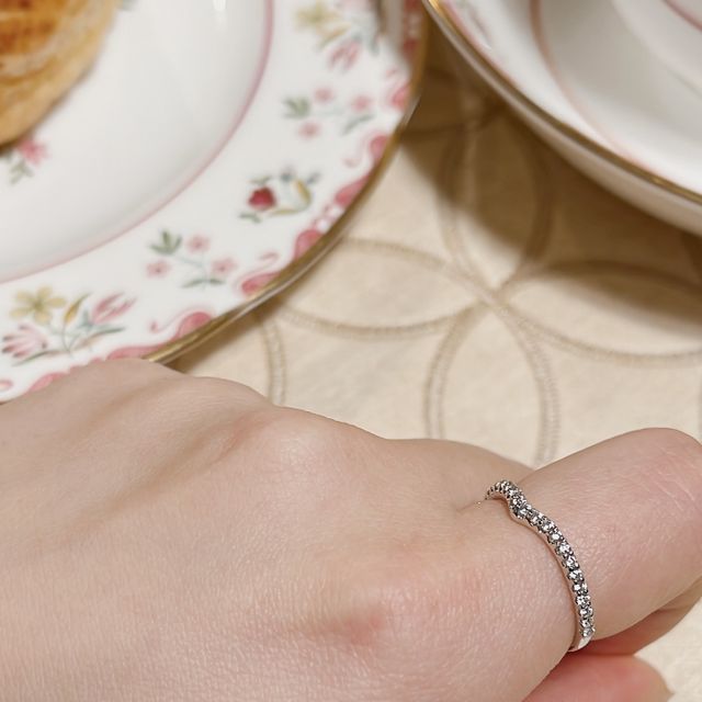 【DIALLURE(ディアリュール)の口コミ】 他の指輪との重ね付けのためにVシェイプのエタニティリングを希望していて…